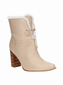Botín femenino beige de cuero con detalles delicados y chic.