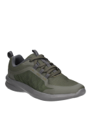 zapatilla verde de hombre, diseño moderno y maleable, perfecta para un estilo de vida activo y urbano.