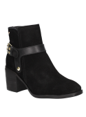 Botín informal de cuero gamuzado negro, perfecto para destacar en invierno.