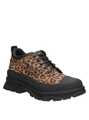 Zapatilla de cuero con diseño animal print, estilo rebelde, ideal para el día a día.