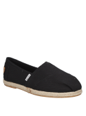 Alpargata negra de mujer estilo informal, ideal para el verano.
