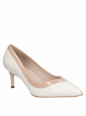 Zapato de cuero beige para mujer con altura de caña de 4.5 cm y diseño moderno.