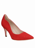 Zapato rojo de vestir en cuero para mujer, acabado premium y versátil para cualquier ocasión.