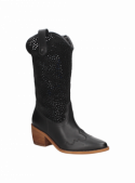 Bota de cuero negro con forro de fibra suave, destacando en moda femenina.