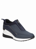 moderna zapatilla azul con taco cuña, perfecta para eventos sociales
