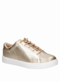 zapatilla de cuero dorada para mujer con detalles refinados y tendencia actual.