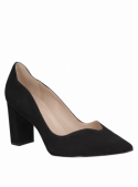 Zapato de mujer en cuero negro, estilo minimalista y atemporal, adecuado para eventos sociales y formales.