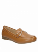 Mocasín de cuero camel para mujer, diseño cerrado con adorno metálico, ideal para ocasiones formales y semi-formales.
