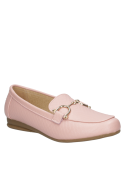 Zapato mocasín rosado de cuero para mujer con adorno metálico en el empeine, ideal para un look clásico y sofisticado.