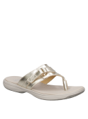 Sandalia dorada de cuero para mujer, estilo informal, con taco plano y punta abierta.