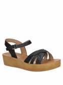 Combinación de la sandalia negra con atuendos casuales, perfecta para paseos al aire libre y eventos veraniegos.