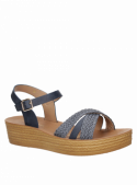 Sandalia azul de mujer con tiras entrecruzadas y diseño versátil, perfecta para mantener un look fresco y estiloso.