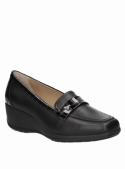 Zapato negro de cuero para mujer, combina estilo y comodidad con su diseño anatómico y elegante.