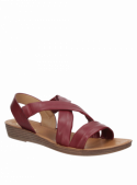 Sandalia de mujer roja, perfecta para un look veraniego y relajado.