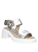 Sandalia de mujer color plata con diseño robusto, suela de taco cuadrado y correas anchas con hebilla metálica.