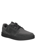 zapatilla negra de hombre, diseño moderno y juvenil, perfecta para actividades diarias.