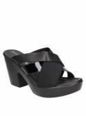 Calzado en cuero negro con correas cruzadas, estilo chic y cómodo, perfecto para el trabajo o salidas con amigas.