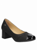 Zapato de vestir en cuero negro para mujer, con diseño atemporal y versátil, adecuado para eventos corporativos.