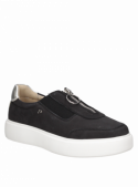zapatilla femenina de cuero negro, estilo casual con diseño moderno y taco plano