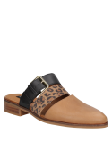 Sandalia de cuero café para mujer, diseño casual con taco plano y punta redonda, ideal para el verano.