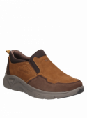 Calzado café de cuero para hombre, diseño casual y confortable para uso diario.