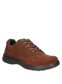 Zapato marrón de cuero gamuzado para hombre, estilo casual, ideal para un look juvenil y aventurero.
