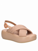 Sandalia nude de mujer en cuero, estilo casual, con taco plano y sin forro.