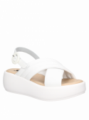 Sandalia blanca de cuero, estilo casual femenino, con taco plano y punta abierta para mayor frescura.