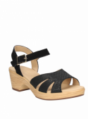 Sandalia de cuero negro para mujer, estilo casual con detalles de tendencia actual.