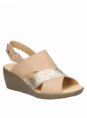 Sandalia nude de cuero premium, estilo casual con taco cuña, ideal para mantener frescura.