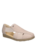 Sandalia beige de cuero para mujer, estilo casual, taco plano y punta redonda.