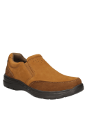 Zapato casual camel de cuero gamuzado para hombre, con taco plano y punta redonda.