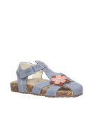 Sandalia azul de niña con taco plano y punta abierta, ideal para actividades al aire libre.