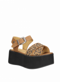 Sandalia de mujer en cuero animal print, perfecta para un look casual y moderno.