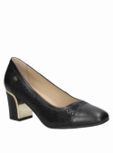 Zapato negro de mujer en charol, diseño clásico y atemporal, ideal para cenas elegantes y eventos profesionales.