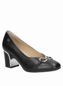 Calzado de cuero negro, estilo informal, diseñado para ofrecer confort y ligereza durante el día.