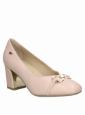 Calzado de cuero nude para mujer, estilo informal, con materiales suaves y ligeros para mayor confort.