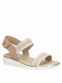 Calzado de cuero beige, taco plano estiliza sin perder comodidad, ideal para uso diario.