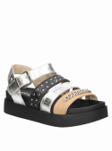 Sandalia multicolor de cuero con tachas, estilo único y cómodo para días cálidos.