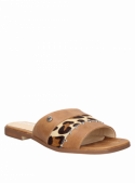 Sandalia de cuero café con tachas, ideal para un look fresco y moderno.