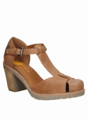 Sandalia femenina camel de cuero, versátil y cómoda, perfecta para combinar con pantalones de lino en un look casual.