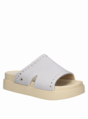 Sandalia de cuero gris con estilo femenino, adecuada para el verano.