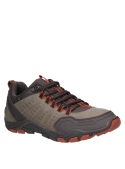 Zapatilla taupe de hombre estilo outdoor con taco plano y punta redonda, ideal para actividades diarias.
