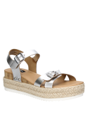 Sandalia de cuero plata para mujer, diseño informal con taco plano y punta abierta.