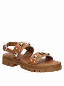 Interior de cuero en sandalia camel, confort y suavidad para mujer en días cálidos.
