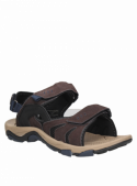 Textura del cuero marrón en la sandalia casual de hombre, diseñada para disfrutar del verano con comodidad.