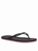 Sandalia negra de mujer, estilo casual, con taco plano y punta abierta.