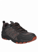 Zapatilla outdoor marrón para hombre, combinando cuero y textil en un diseño aventurero y funcional.