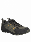 Zapatilla verde de estilo outdoor para hombre, mostrando su construcción robusta y tracción óptima.