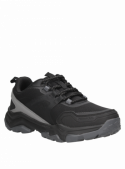 Zapatilla negra de hombre, mezcla de textil y sintético, perfecta para un ritmo de vida activo.